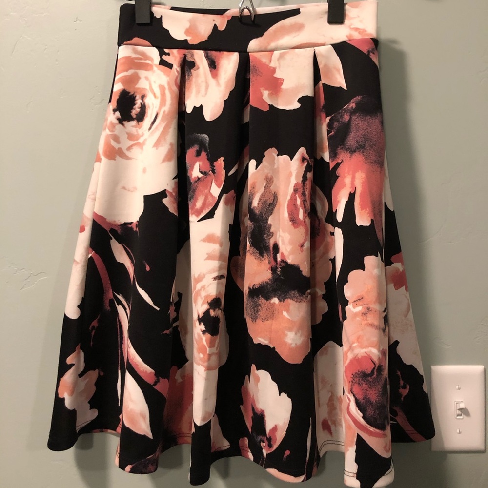 ⭐️ Sweet floral knee-length skirt